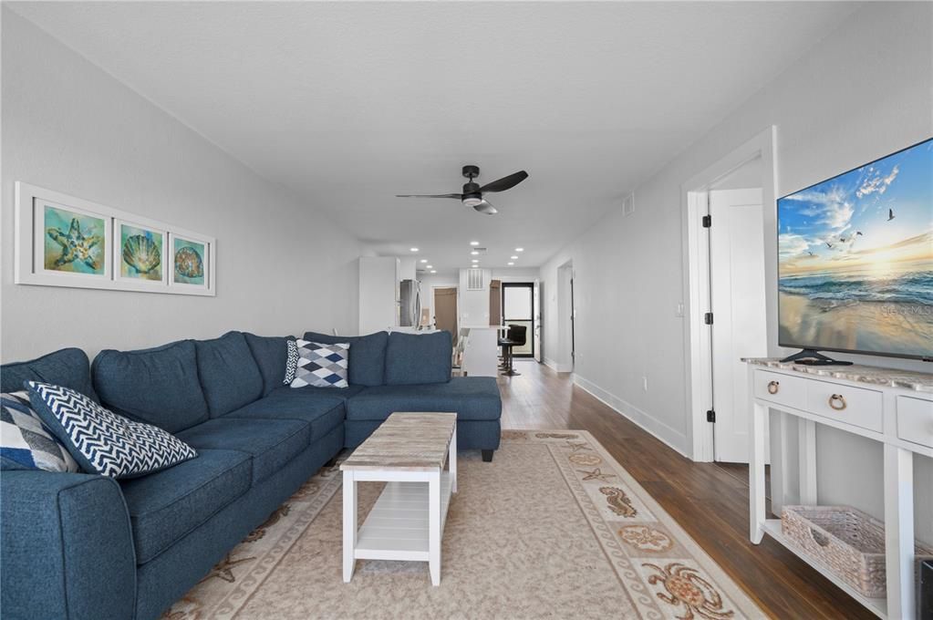 For Sale: $349,000 (2 beds, 2 baths, 1048 Square Feet)