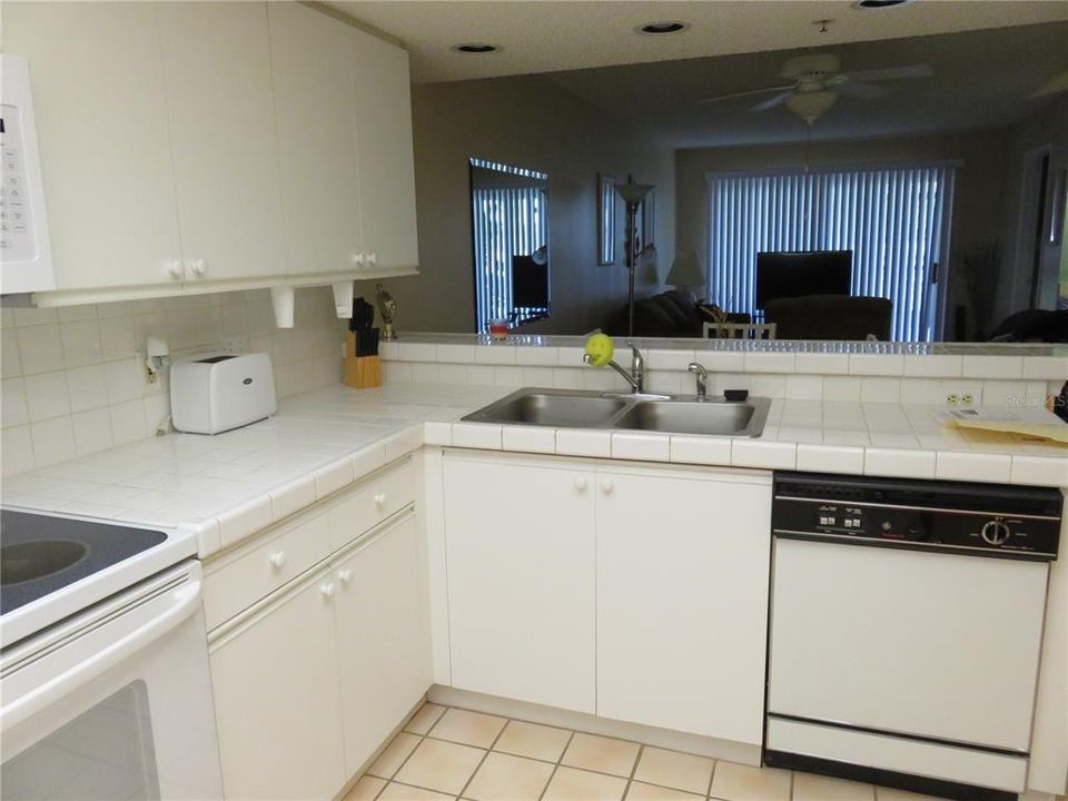 For Rent: $2,295 (2 beds, 2 baths, 978 Square Feet)