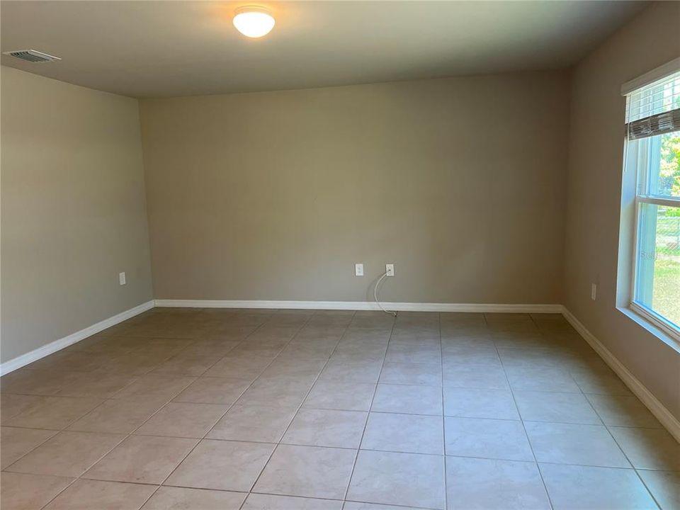 For Rent: $2,100 (3 beds, 2 baths, 1389 Square Feet)