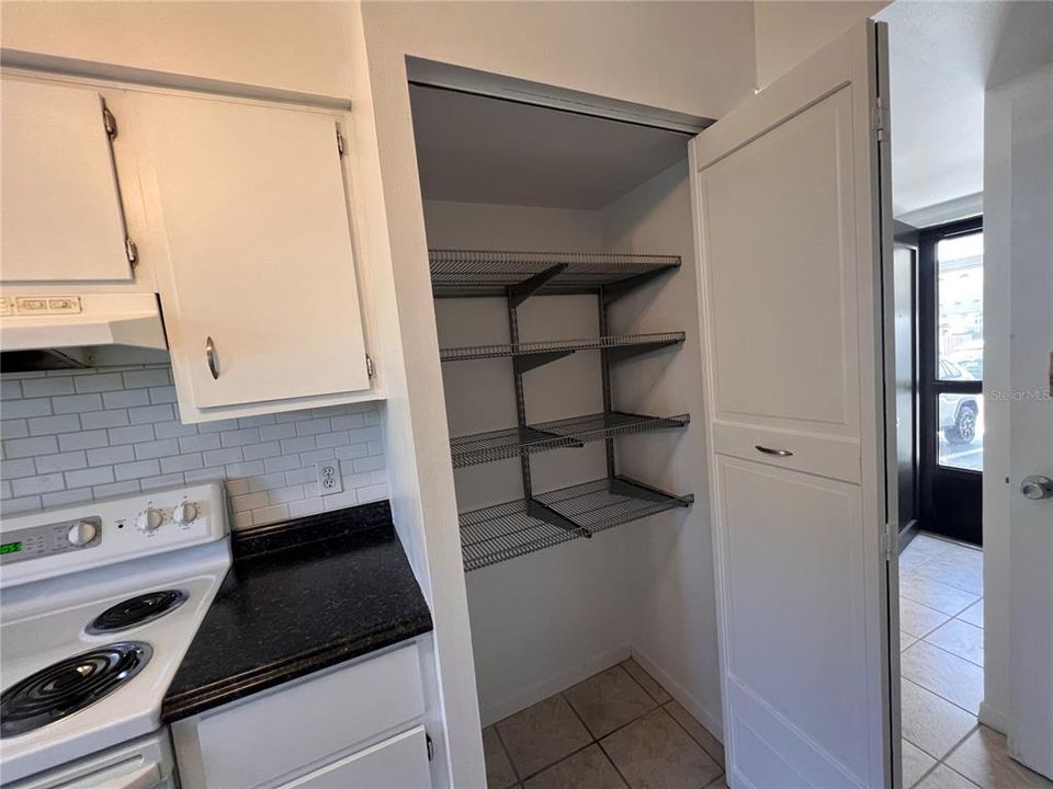 For Sale: $210,000 (2 beds, 1 baths, 816 Square Feet)