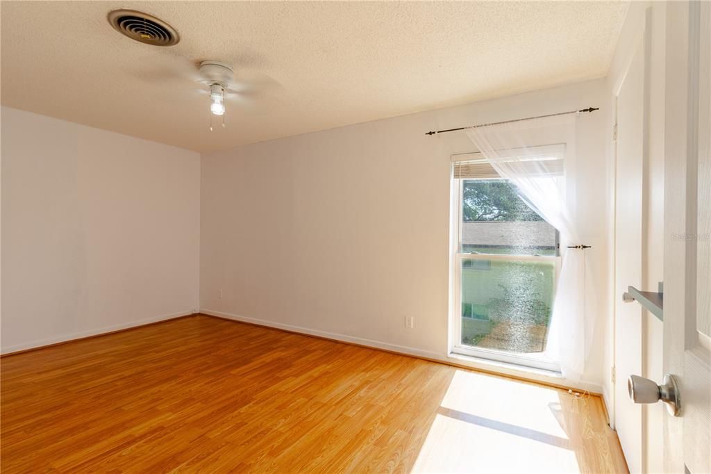 For Sale: $210,000 (2 beds, 1 baths, 816 Square Feet)