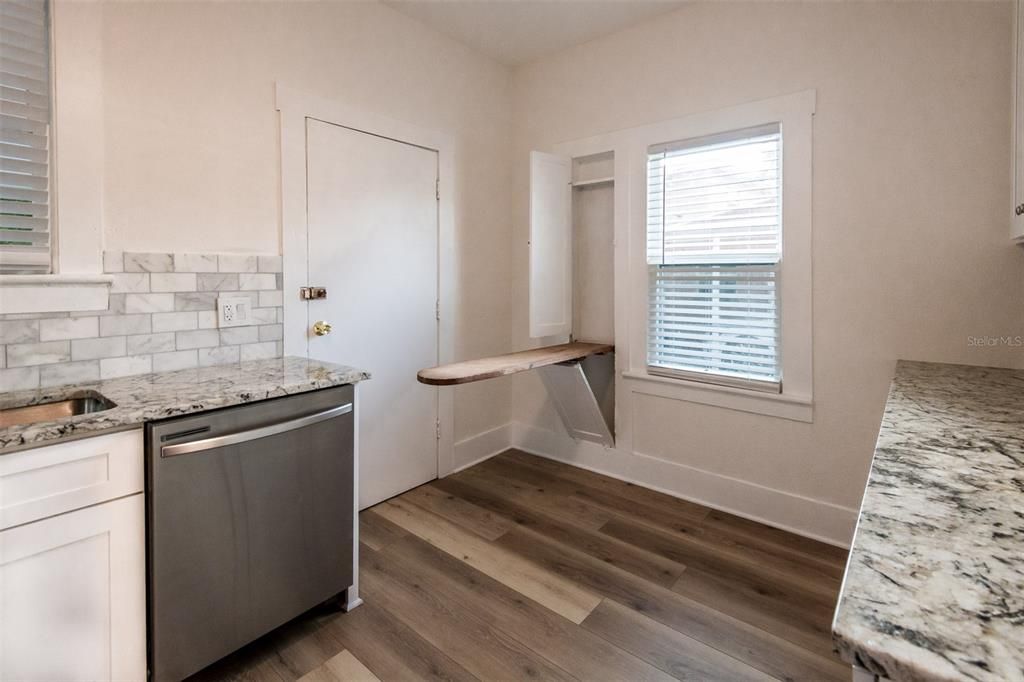 For Rent: $2,850 (2 beds, 1 baths, 1092 Square Feet)