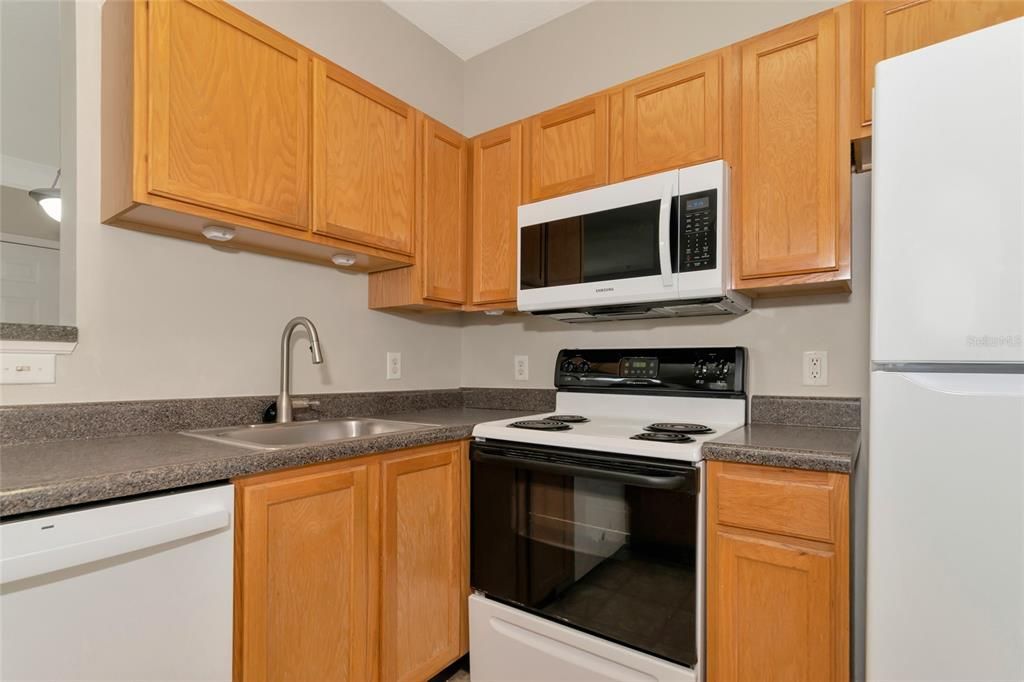 For Sale: $199,500 (1 beds, 1 baths, 795 Square Feet)