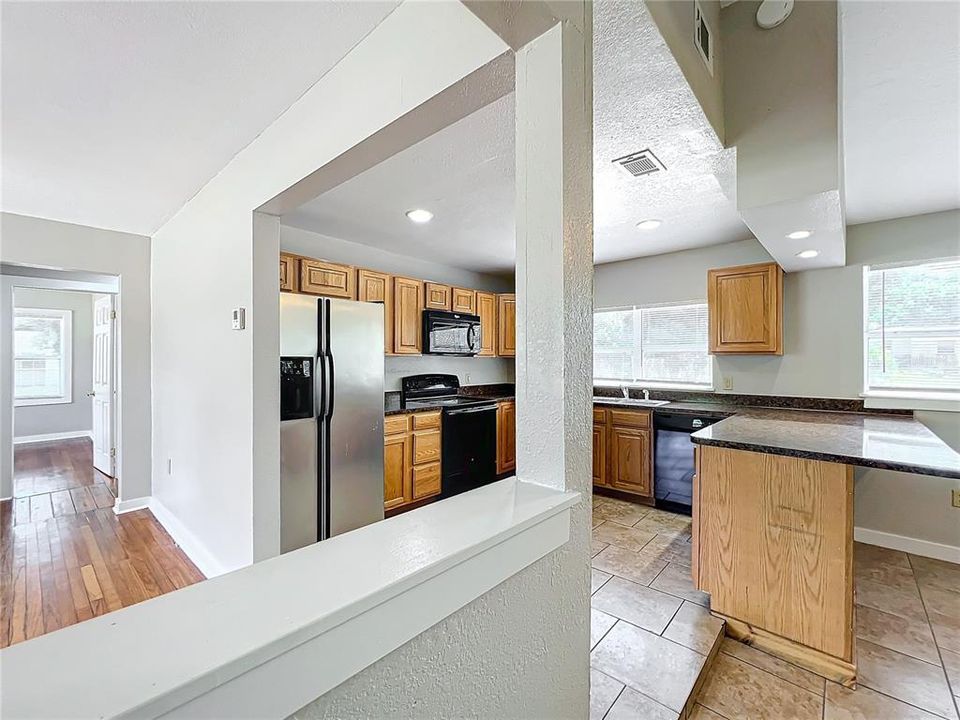 For Sale: $245,000 (2 beds, 1 baths, 874 Square Feet)