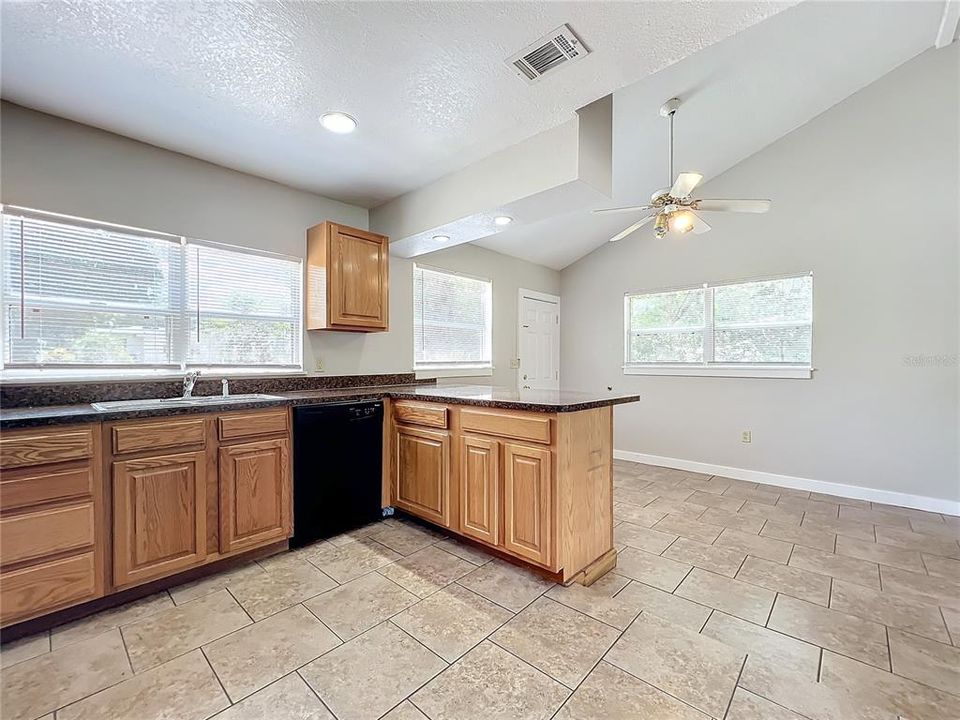 For Sale: $245,000 (2 beds, 1 baths, 874 Square Feet)