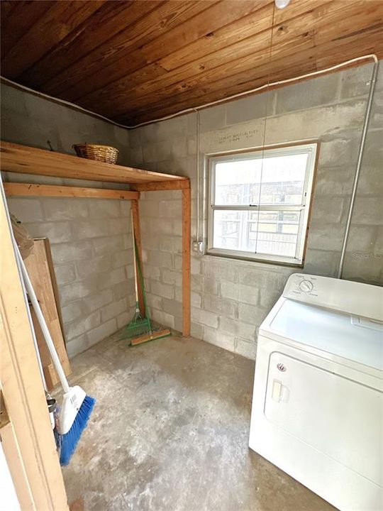 Utility room located off carport