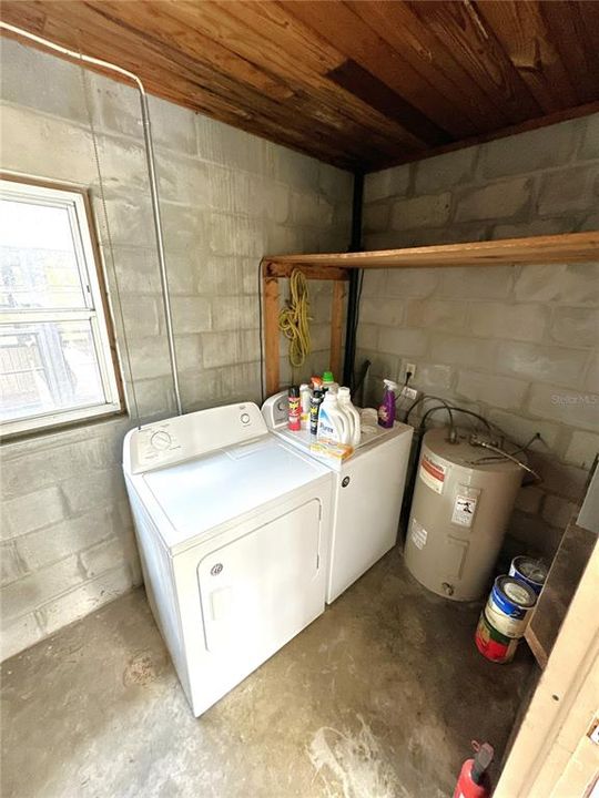 Utility room located off carport