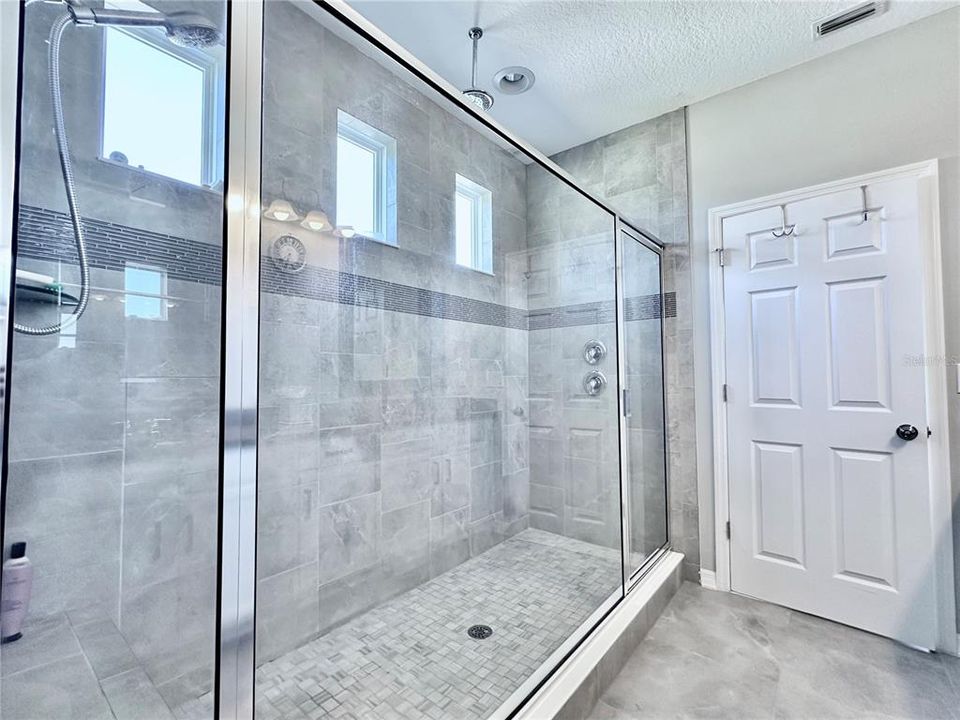 Upgraded Extra Large Walk In Shower W/Rain Shower Head