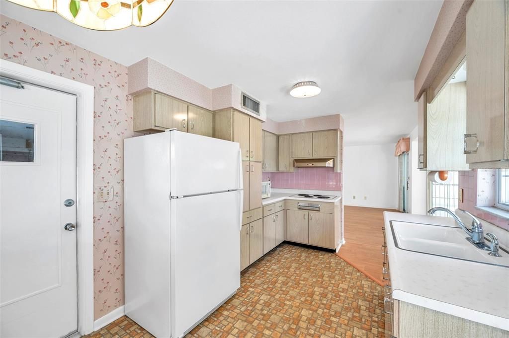 Recently Sold: $320,000 (2 beds, 1 baths, 1122 Square Feet)