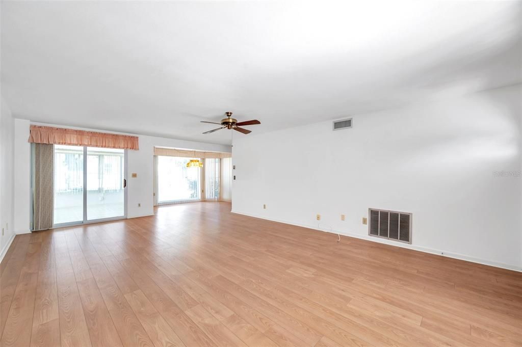 Recently Sold: $320,000 (2 beds, 1 baths, 1122 Square Feet)