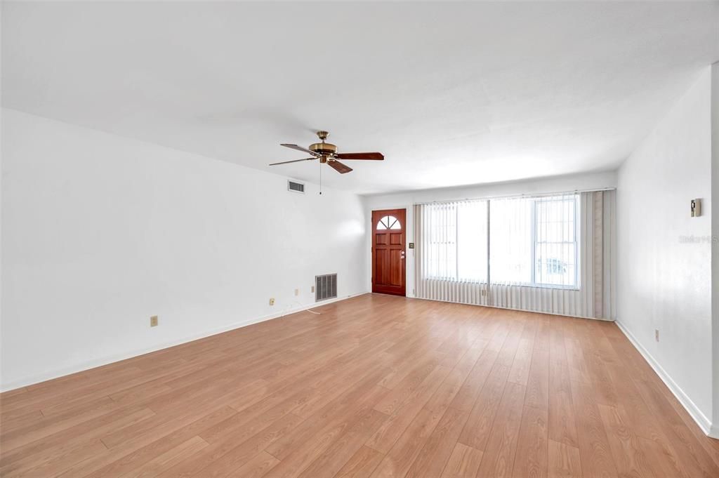 Recently Sold: $320,000 (2 beds, 1 baths, 1122 Square Feet)