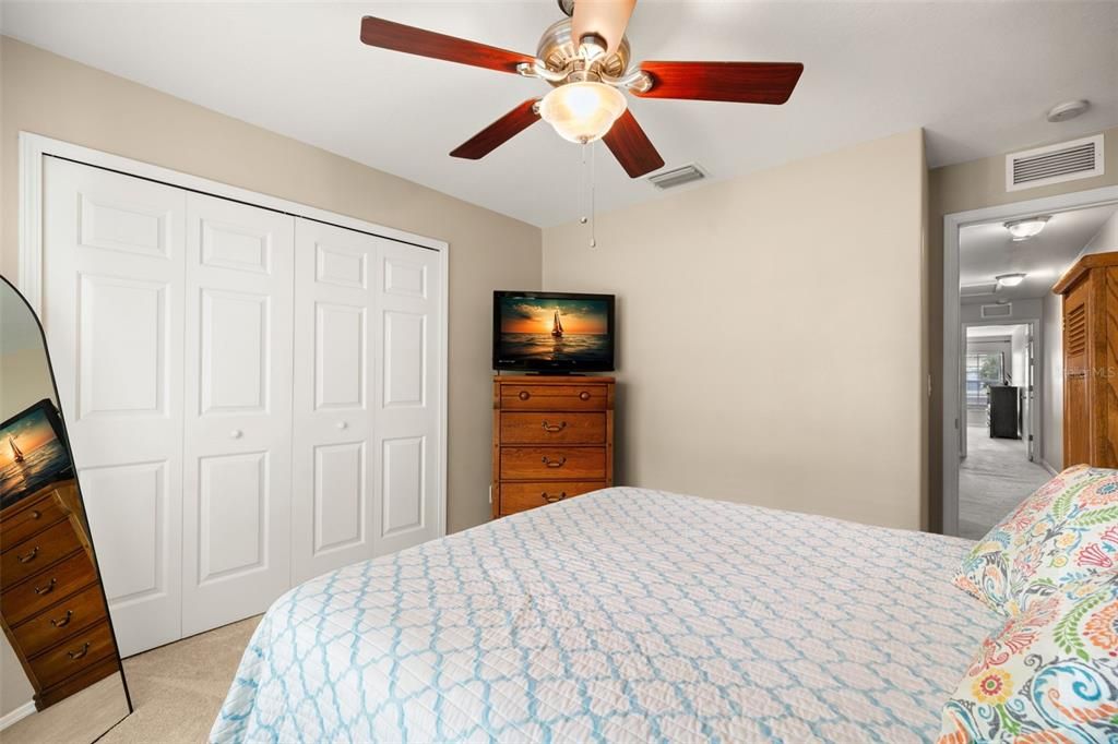 Guest bedroom with ceiling fan