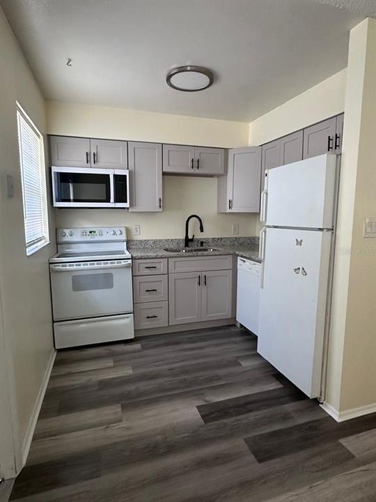 For Sale: $299,000 (2 beds, 1 baths, 759 Square Feet)