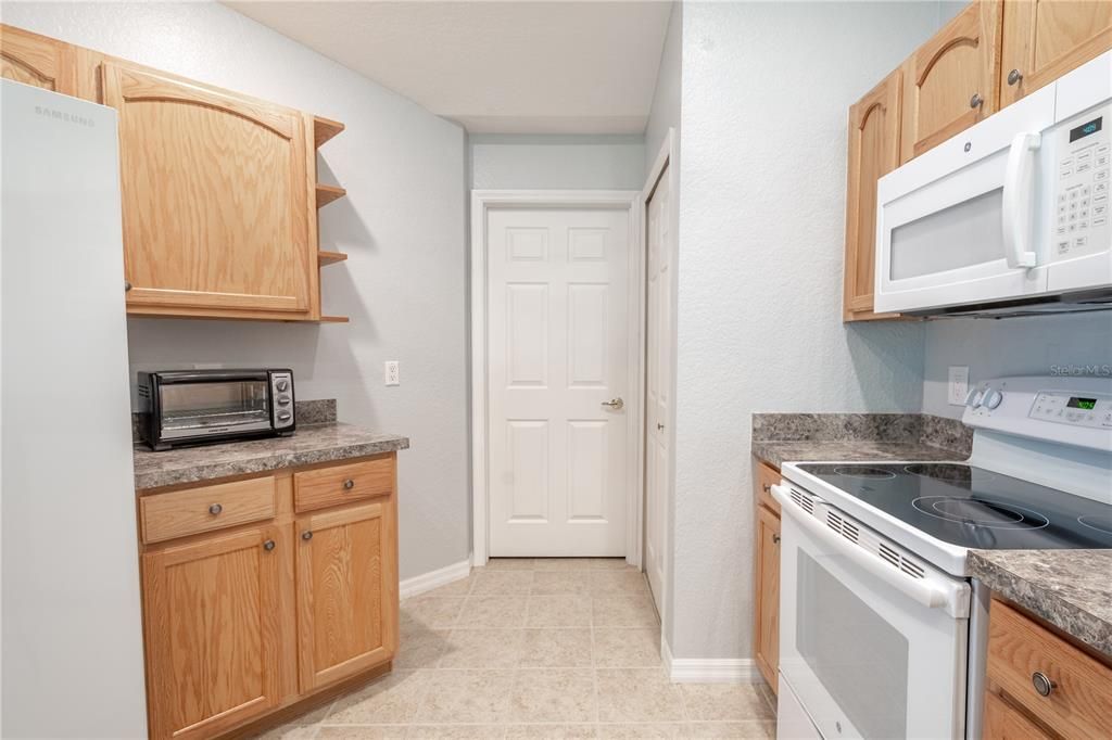 The kitchen features a closet pantry.