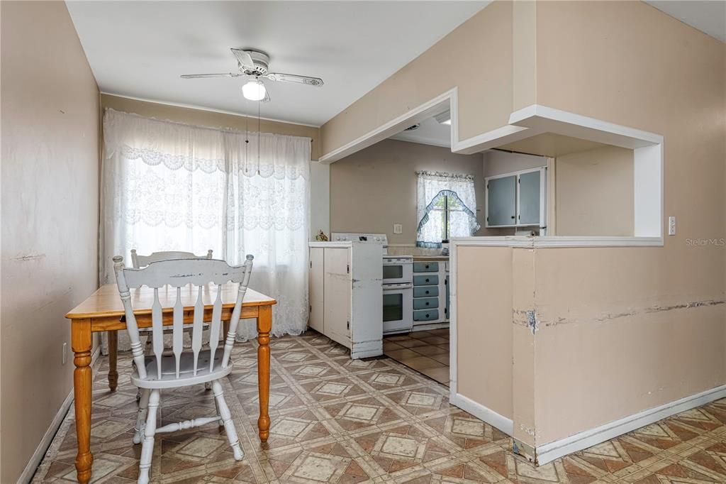 For Sale: $260,000 (3 beds, 1 baths, 1028 Square Feet)