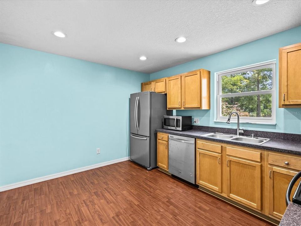 Active With Contract: $315,000 (2 beds, 1 baths, 1214 Square Feet)