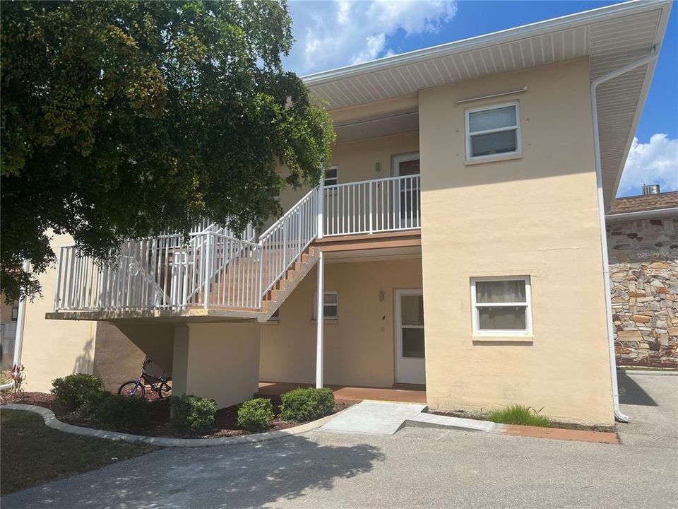 Active With Contract: $1,199 (1 beds, 1 baths, 829 Square Feet)