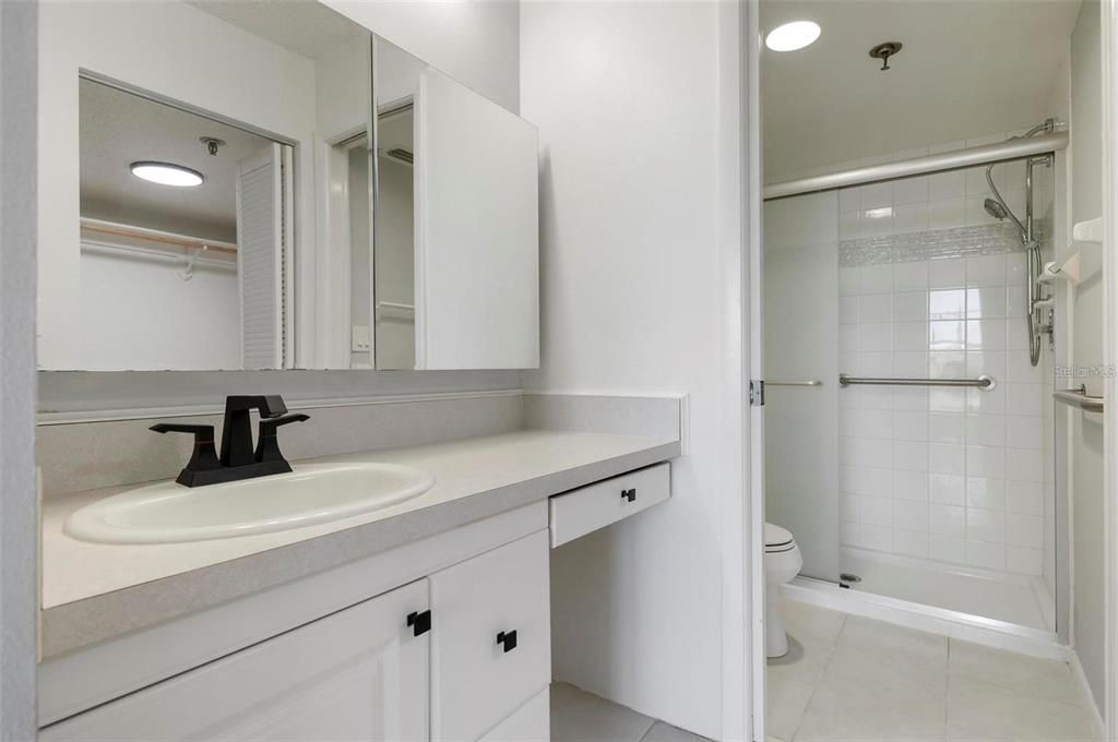 Active With Contract: $2,300 (2 beds, 2 baths, 1376 Square Feet)