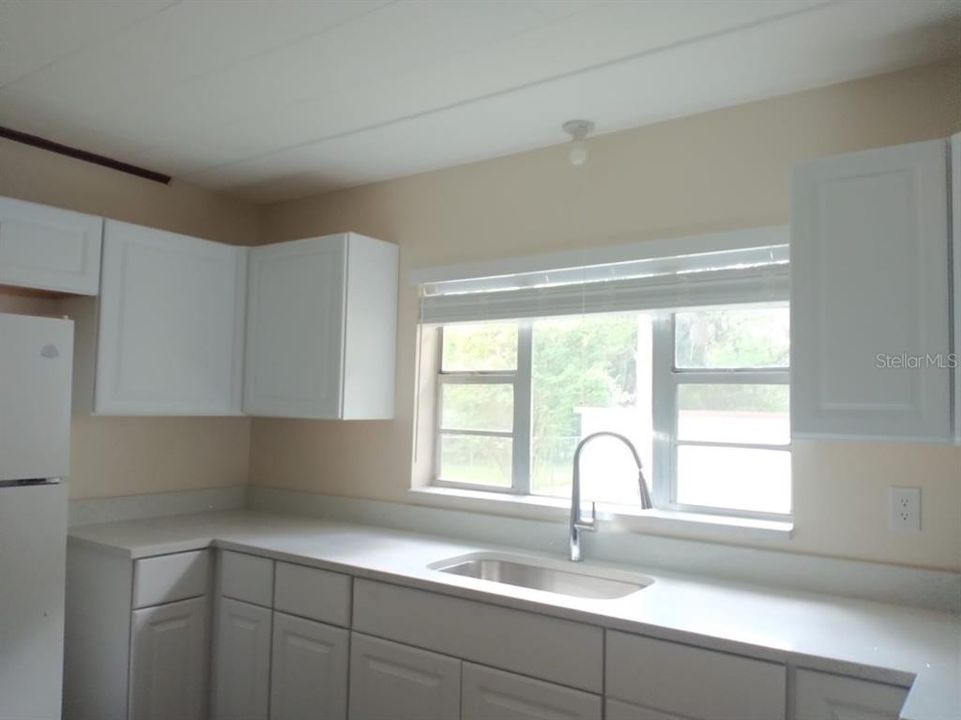 For Sale: $219,999 (2 beds, 1 baths, 832 Square Feet)