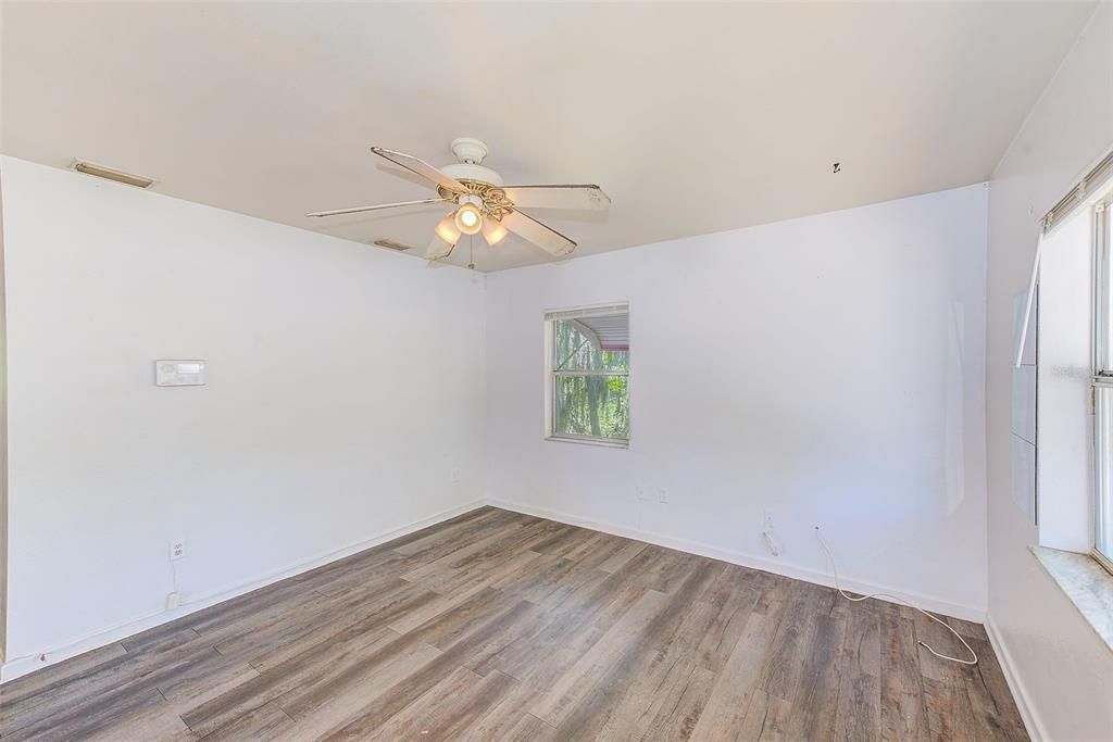 Active With Contract: $175,000 (3 beds, 1 baths, 862 Square Feet)