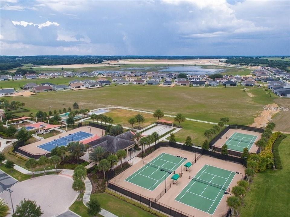 Tennis and pickleball courts - Many tennis and pickleball courts for your pleasure