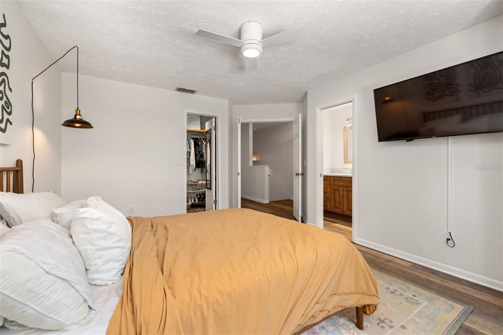 Active With Contract: $624,900 (2 beds, 2 baths, 1295 Square Feet)