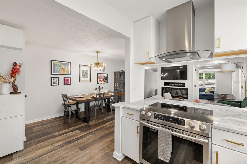 Active With Contract: $624,900 (2 beds, 2 baths, 1295 Square Feet)