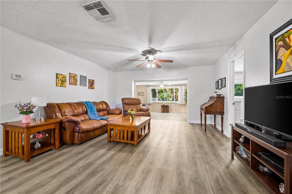Active With Contract: $425,000 (3 beds, 2 baths, 1535 Square Feet)