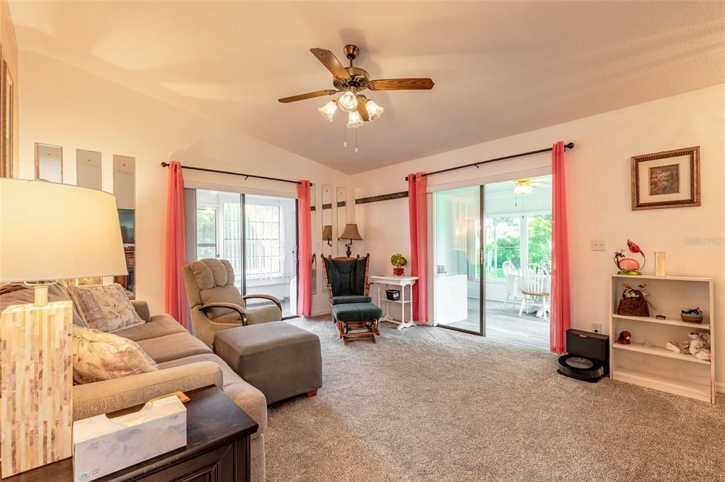 For Sale: $259,000 (2 beds, 2 baths, 1201 Square Feet)