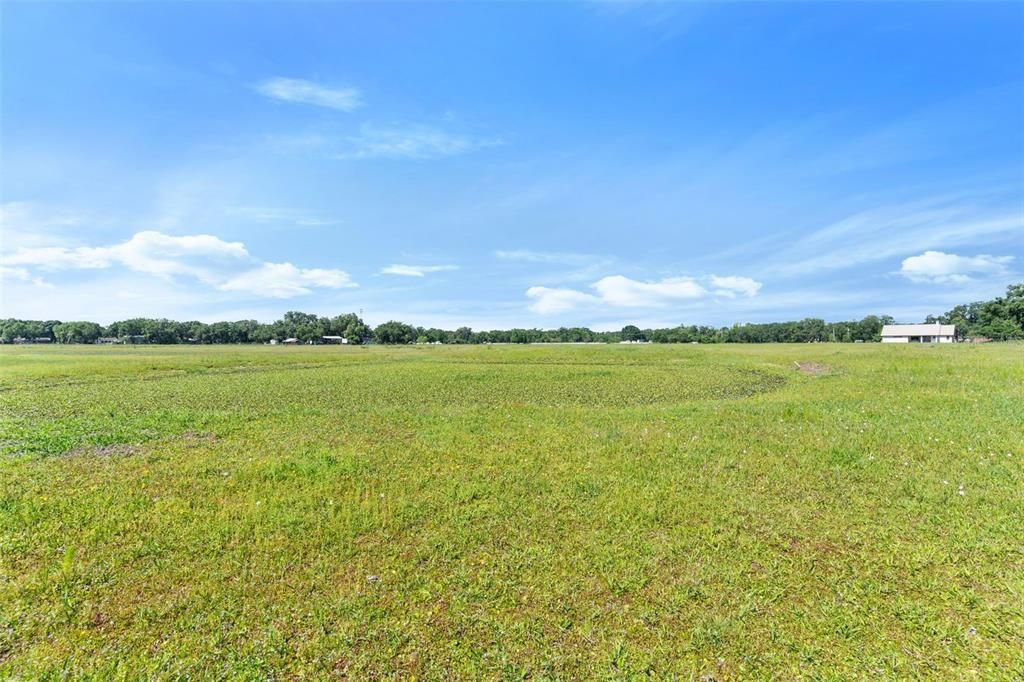 En Venta: $1,450,000 (27.13 acres)