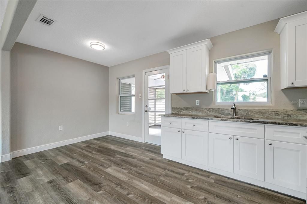 Active With Contract: $319,900 (2 beds, 1 baths, 874 Square Feet)
