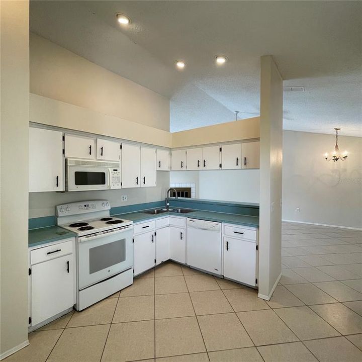 For Rent: $1,695 (3 beds, 2 baths, 1611 Square Feet)