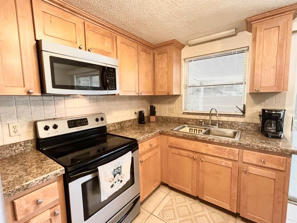 For Sale: $249,500 (2 beds, 1 baths, 792 Square Feet)