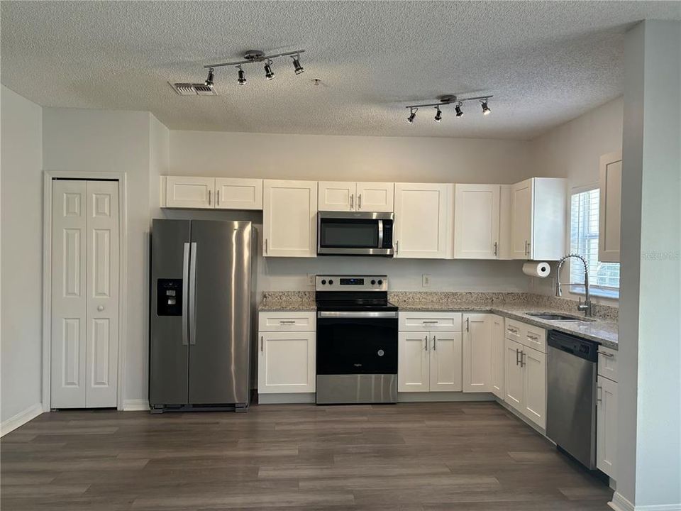 Active With Contract: $2,100 (3 beds, 2 baths, 1382 Square Feet)