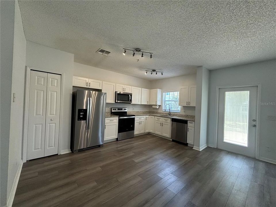 Active With Contract: $2,100 (3 beds, 2 baths, 1382 Square Feet)