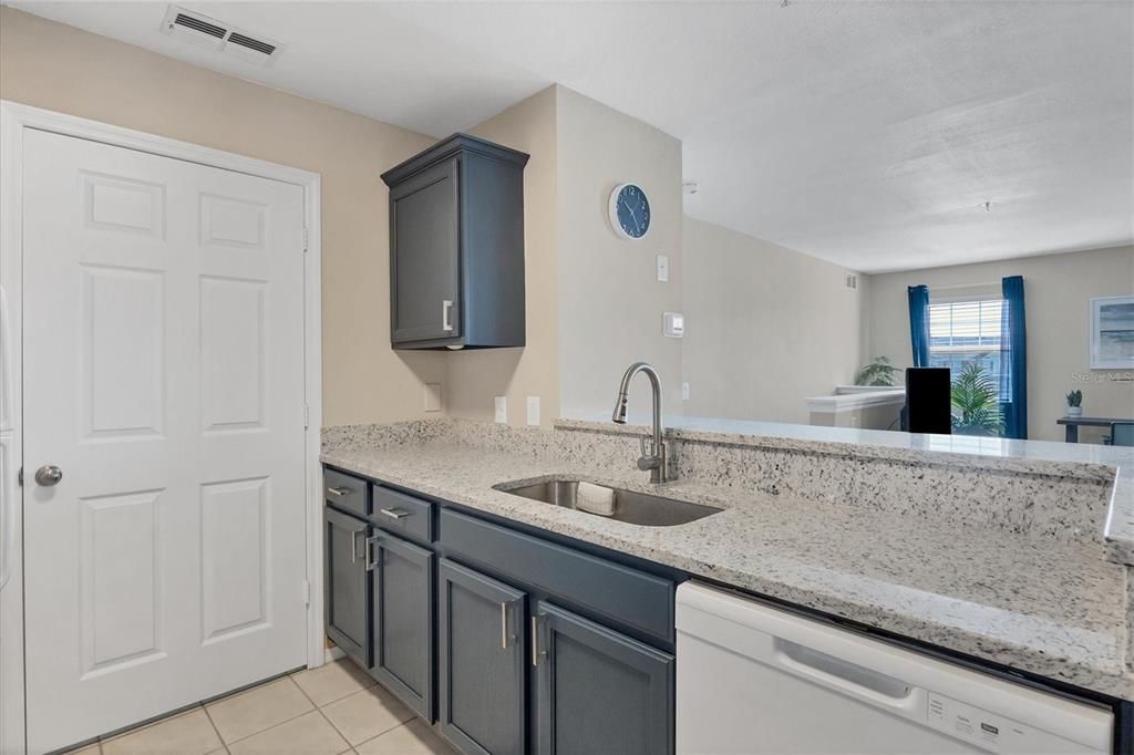 For Sale: $193,900 (1 beds, 1 baths, 728 Square Feet)