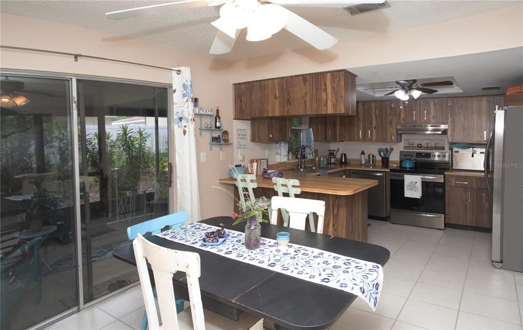 KITCHEN/DINING ROOM