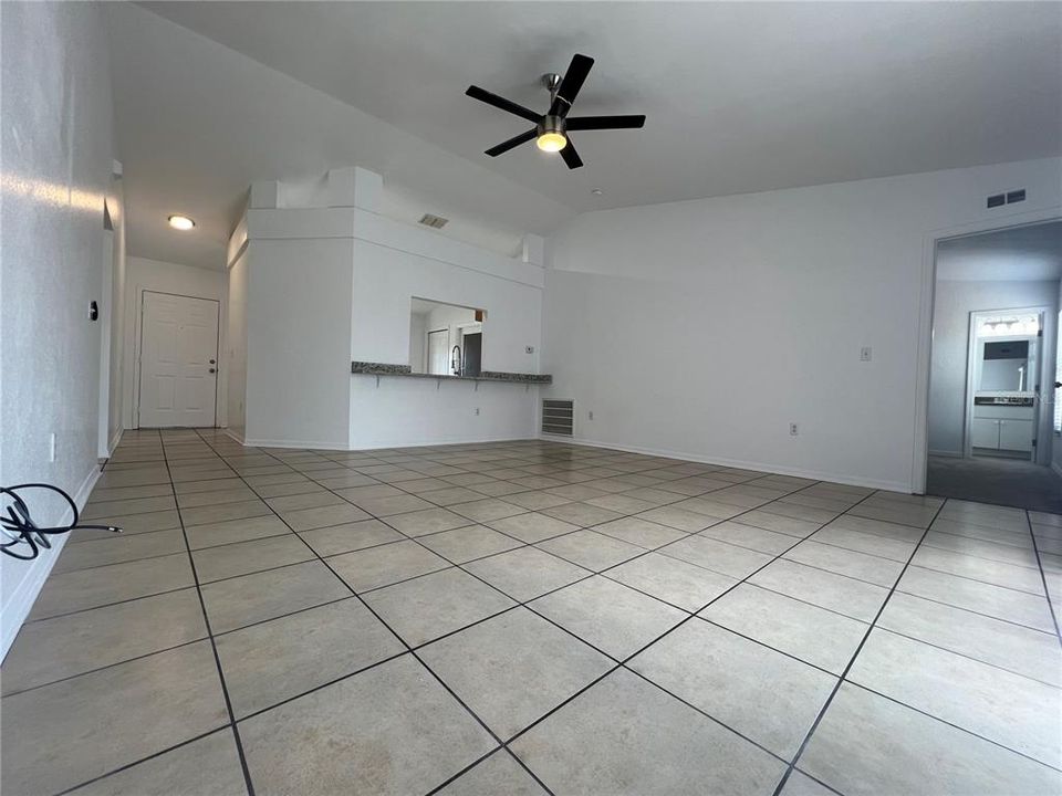 Active With Contract: $1,800 (3 beds, 2 baths, 1233 Square Feet)