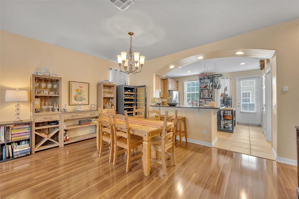 Dining area & Breakfast Bar.