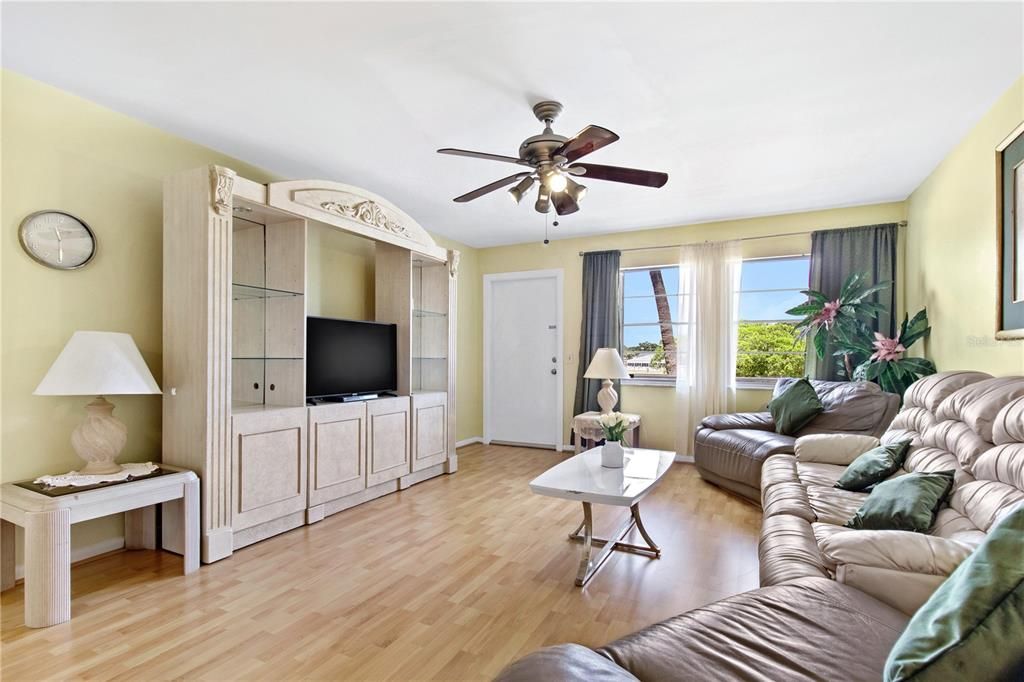 For Sale: $144,500 (2 beds, 2 baths, 910 Square Feet)