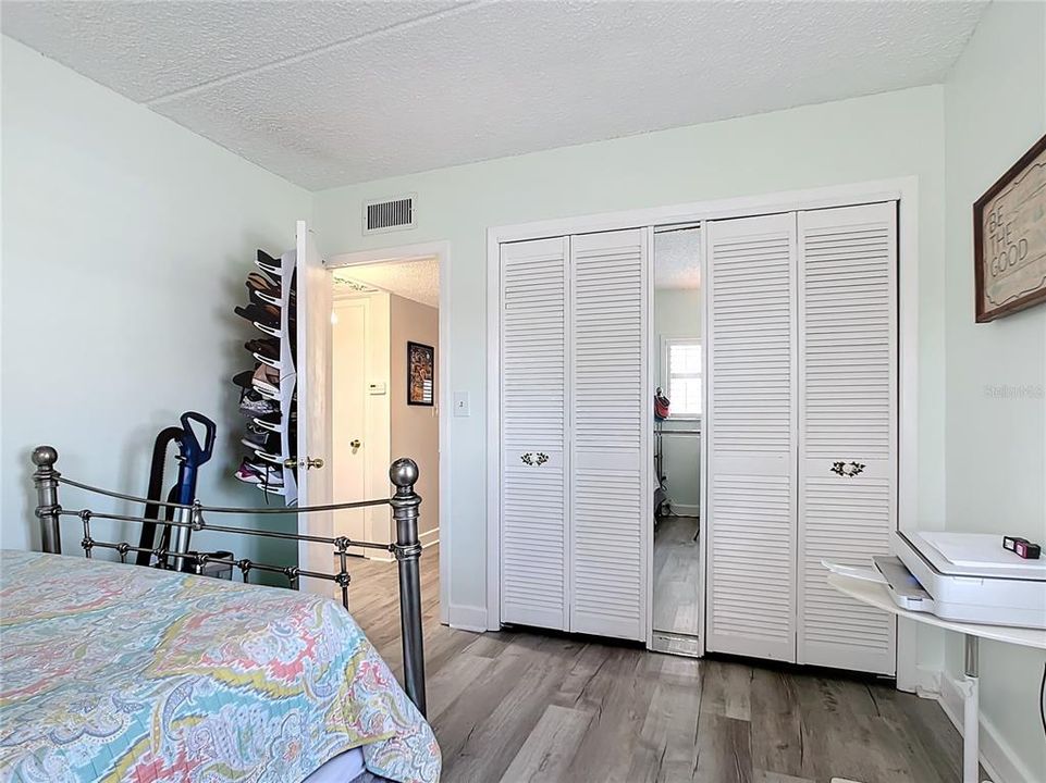 For Sale: $279,900 (2 beds, 2 baths, 960 Square Feet)