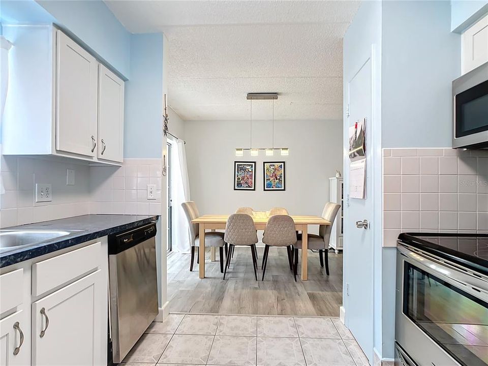 For Sale: $279,900 (2 beds, 2 baths, 960 Square Feet)