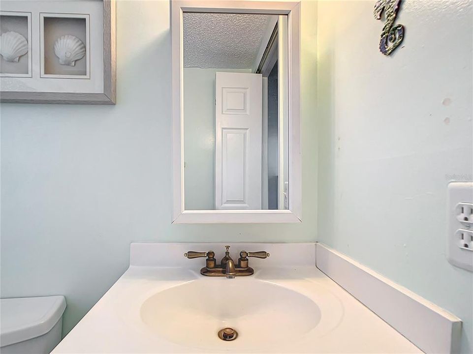 For Sale: $279,900 (2 beds, 2 baths, 960 Square Feet)