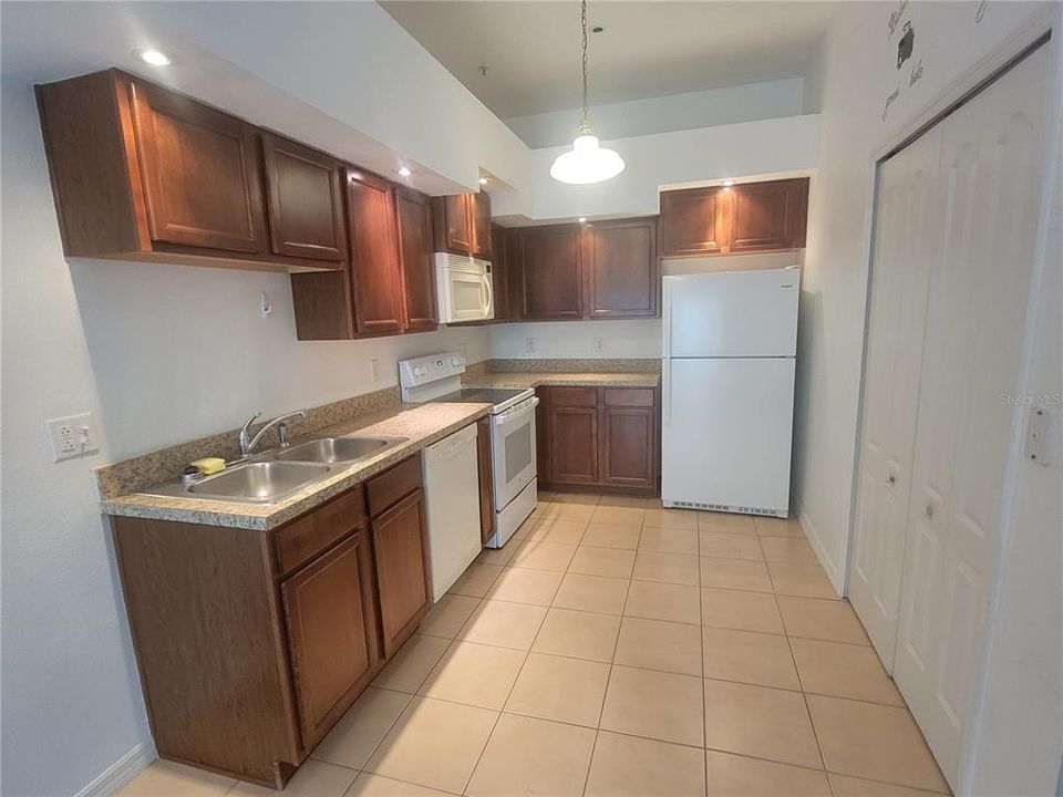 For Rent: $2,100 (2 beds, 2 baths, 1216 Square Feet)