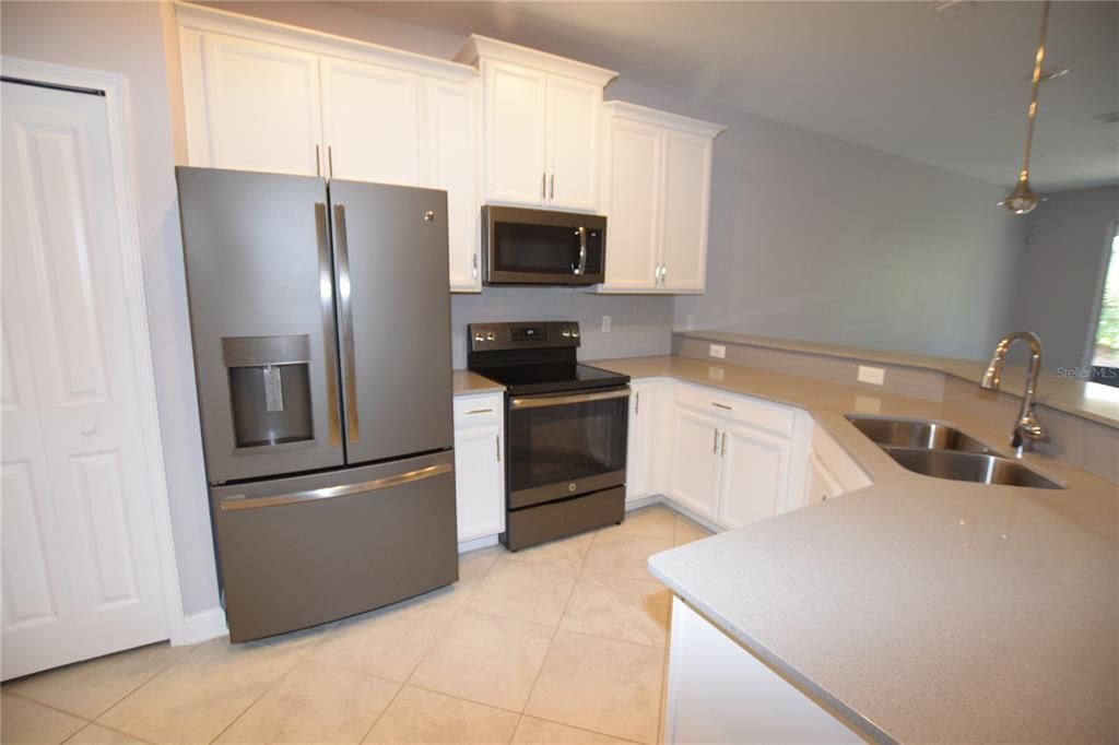 For Rent: $2,250 (2 beds, 2 baths, 1374 Square Feet)