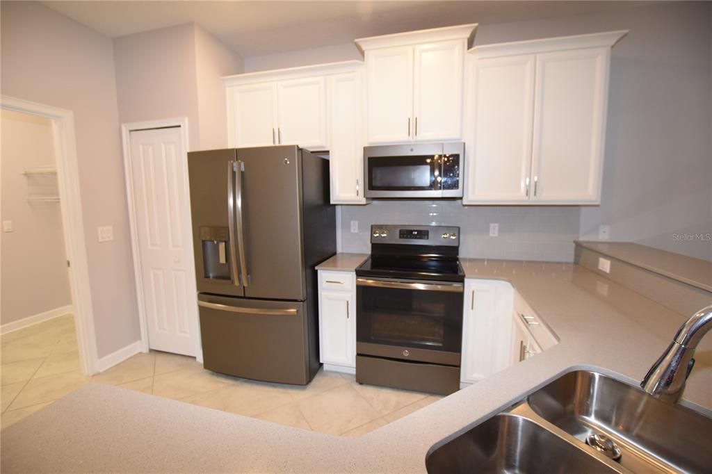 For Rent: $2,250 (2 beds, 2 baths, 1374 Square Feet)
