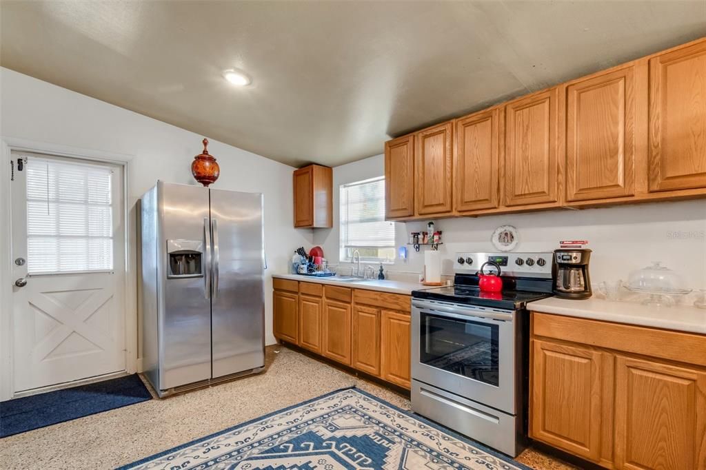 Active With Contract: $218,000 (2 beds, 1 baths, 900 Square Feet)