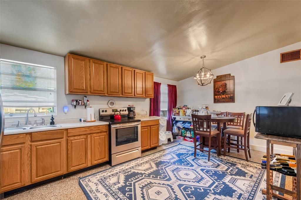 For Sale: $240,000 (2 beds, 1 baths, 900 Square Feet)