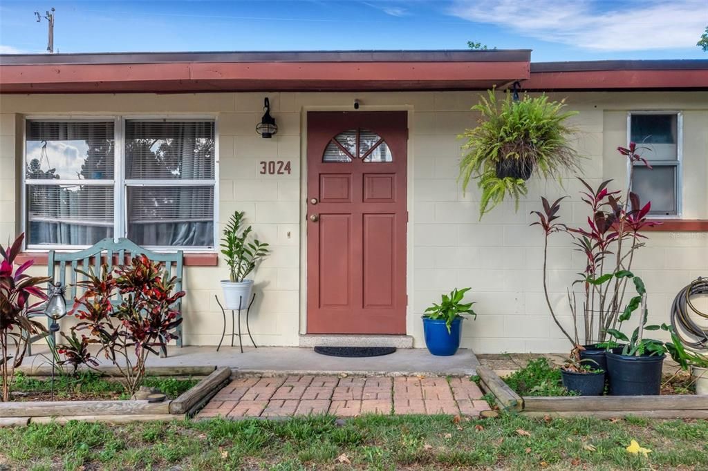 Active With Contract: $218,000 (2 beds, 1 baths, 900 Square Feet)