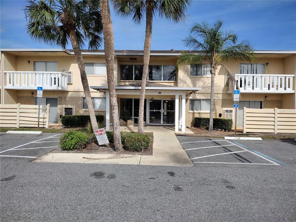 Active With Contract: $1,215 (2 beds, 2 baths, 988 Square Feet)